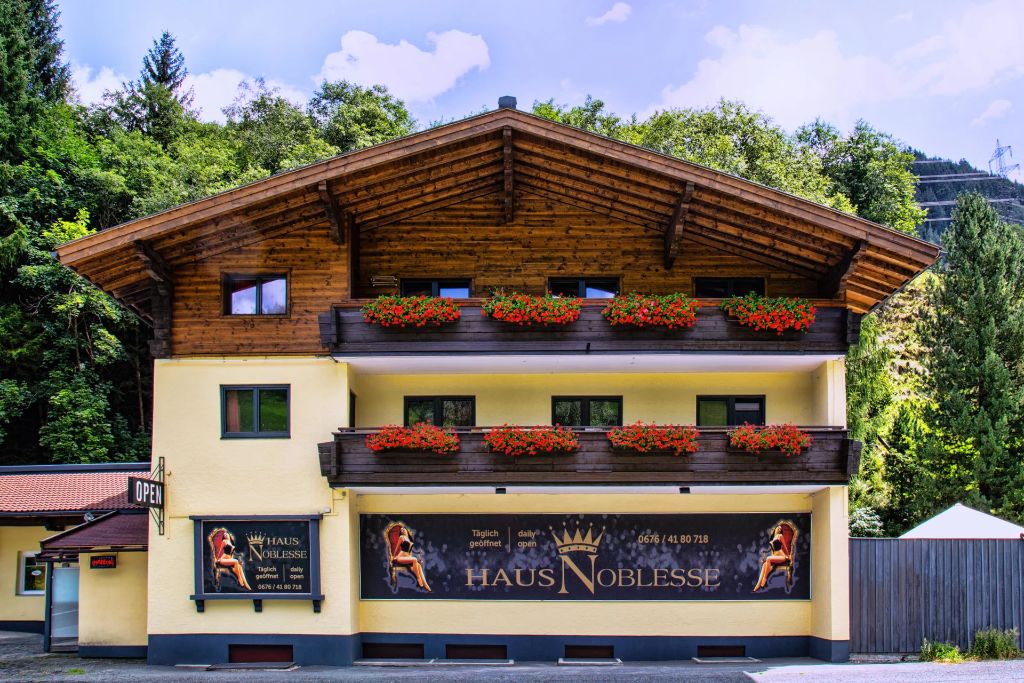 Haus Noblesse bei Tag